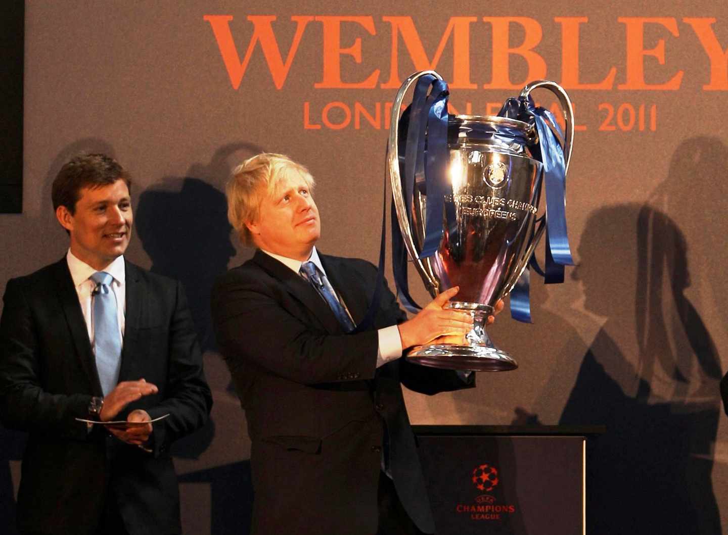 Boris Johnson, con el trofeo de la Champions en una foto de archivo.