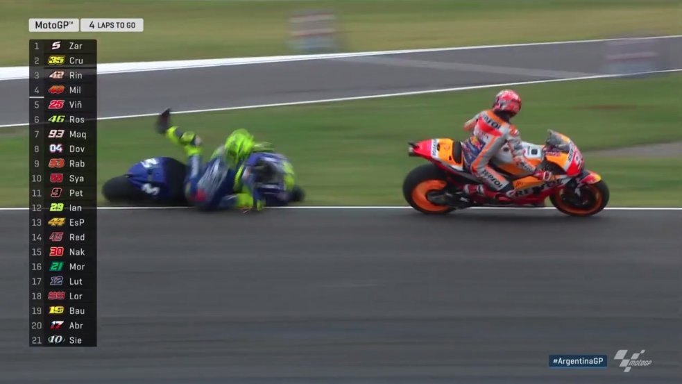 Márquez tira a Rossi en el GP de Argentina.