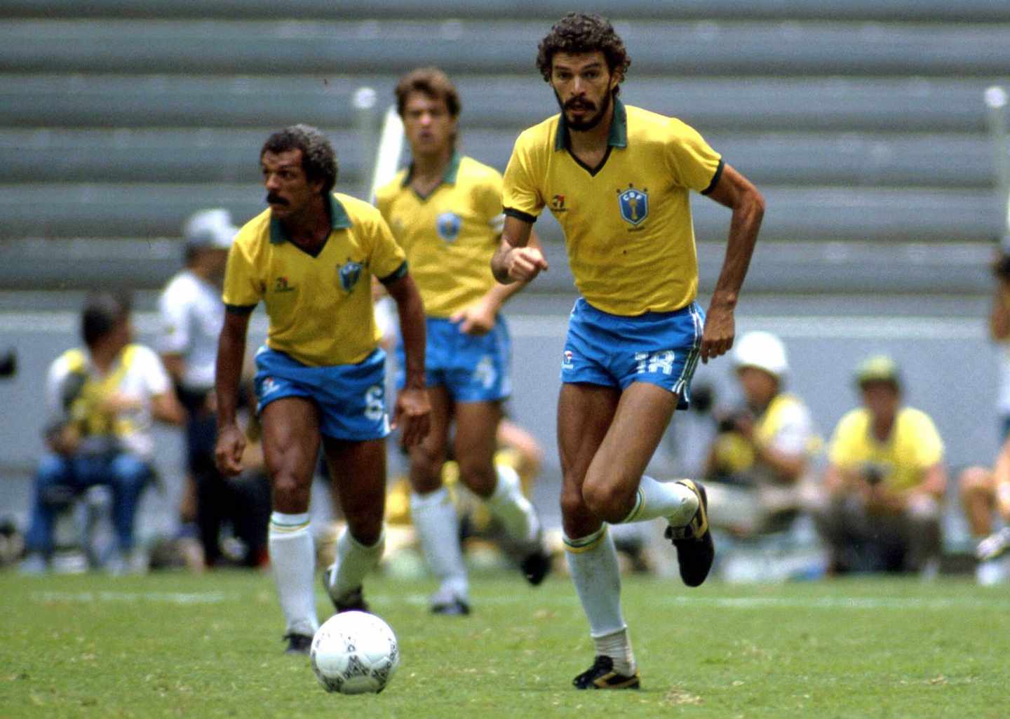Sócrates, con Brasil. Detrás, Toninho Cerezo.