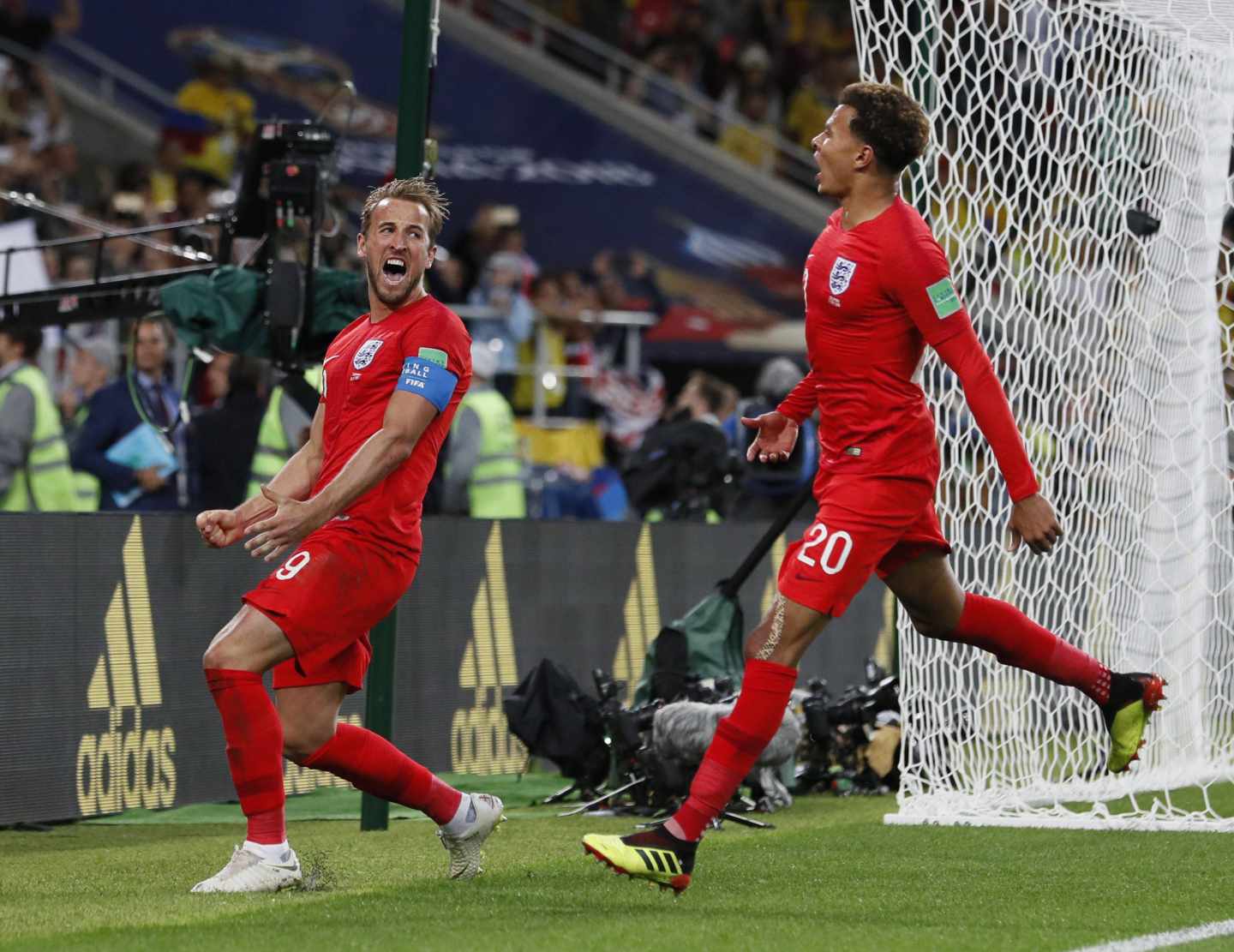 Harry Kane celebra el gol de penalti junto a Jesse Lingard. CORDON PRESS