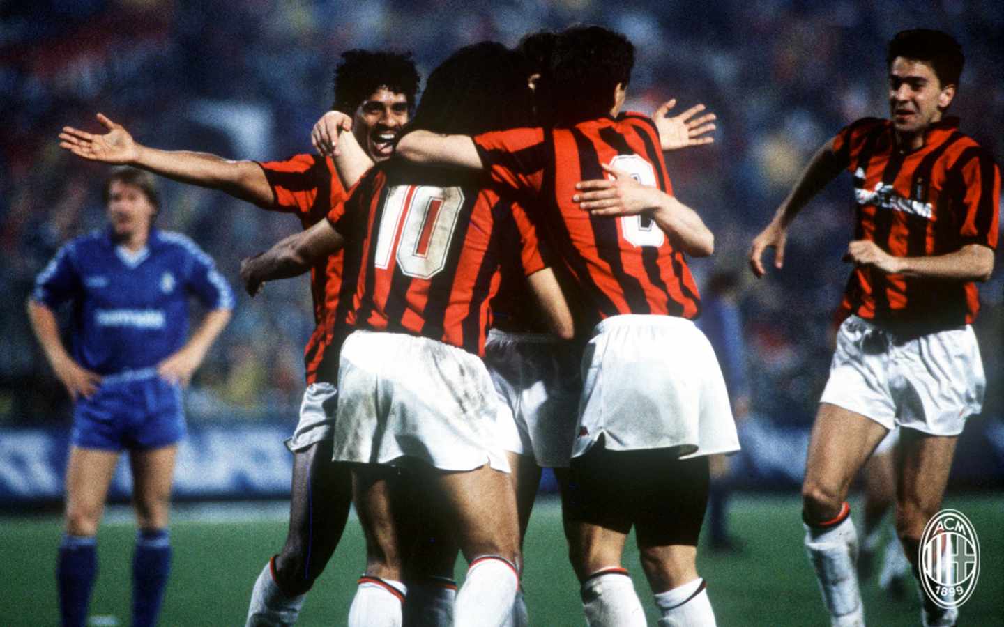 El Milán celebra uno de los cinco goles al Real Madrid en la Copa de Europa de 1989.